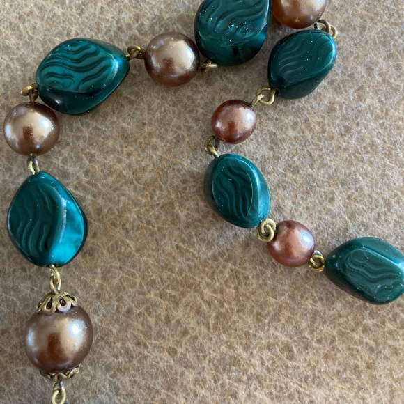 Vintage Necklace with green beads and taupe pearls, screwback closure - Picture 4 of 12